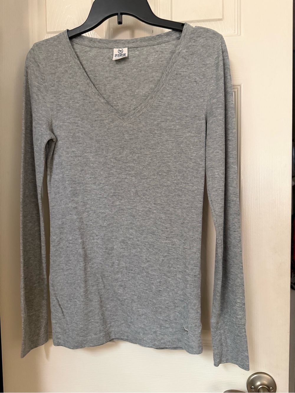 PINK Victoria's Secret Heather Gray V‑Neck Long Sleeve Tee